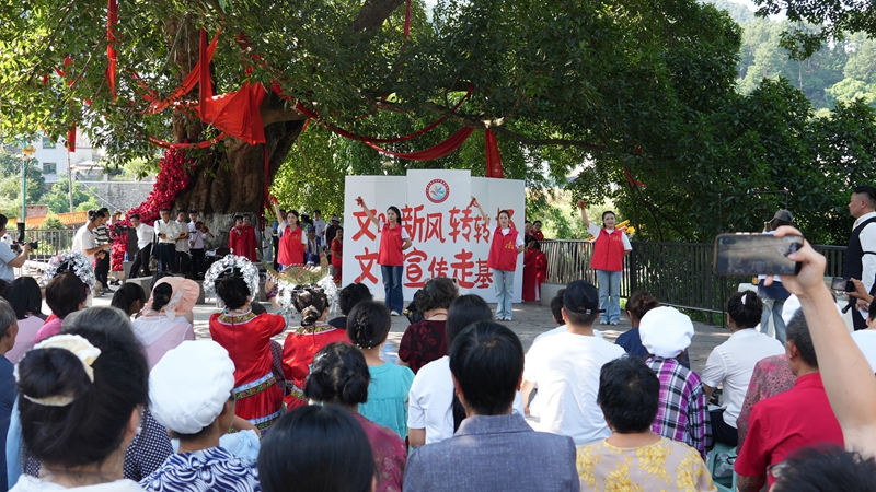 3、现场特色快板节目精彩上演，表演者以朗朗上口的通俗台词演绎内容，将乡风礼仪、文明守则融入快板说唱，用轻快鲜活的传统曲艺宣讲文明新风知识。.jpg
