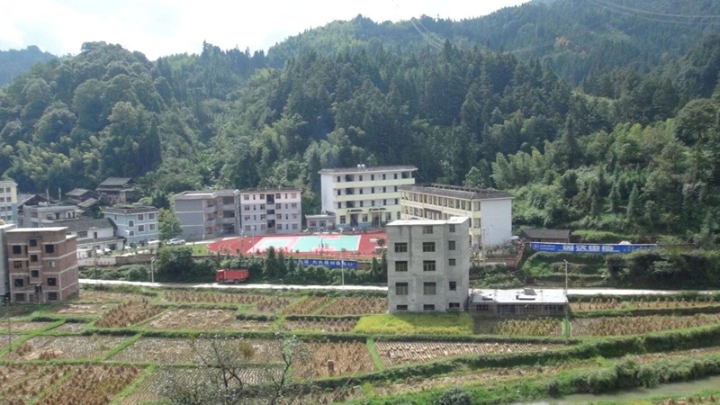 顺化瑶族乡现在的中心小学图片。