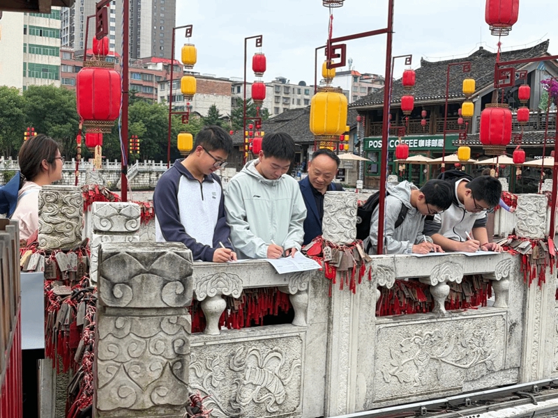 1、调研组在安顺古城开展问卷调研。董天倩拍摄.jpg