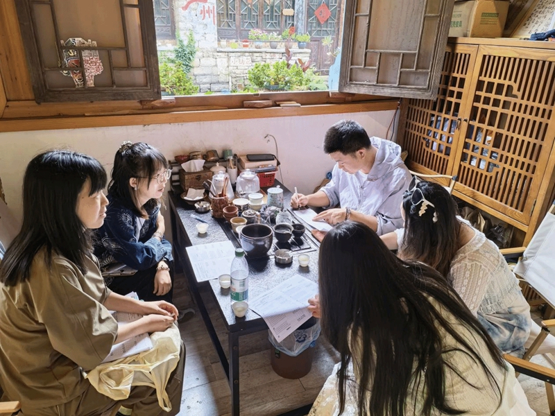 3、调研组在旧州古镇开展问卷调研。刘恒裕摄.jpg