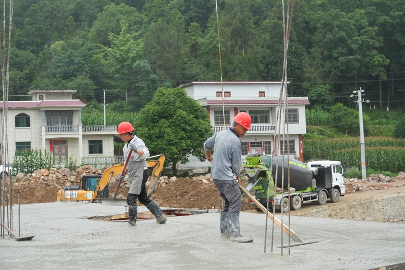 抹平水泥（杨亚旭 摄）.JPG
