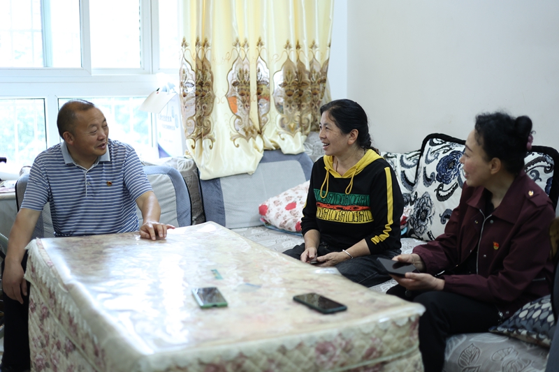 同心社区退休党支部老党员到居民家里走访 范俊岑 摄.JPG