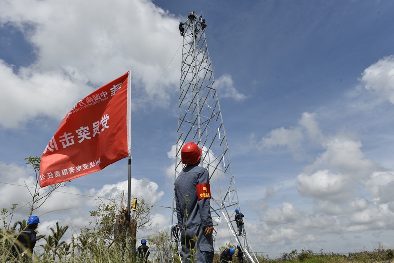 2、110千伏东坡II回抗灾抢险组塔施工，党员突击队队员顾刘鱼现场指挥。.JPG