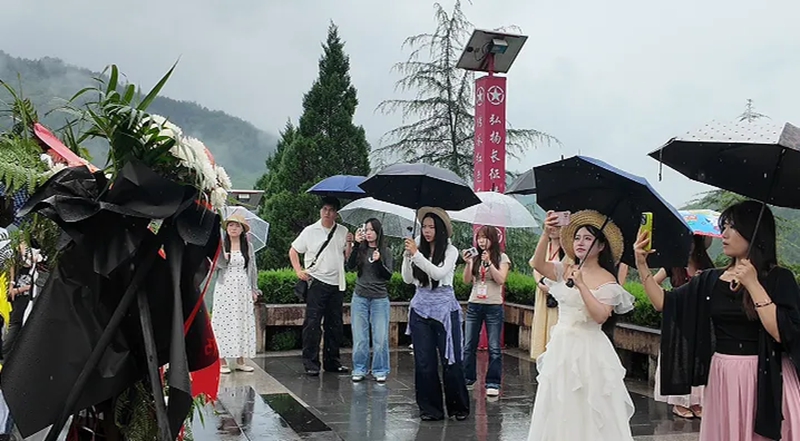 1、在青杠坡紀念碑進行取景。稅會靜 攝.jpg