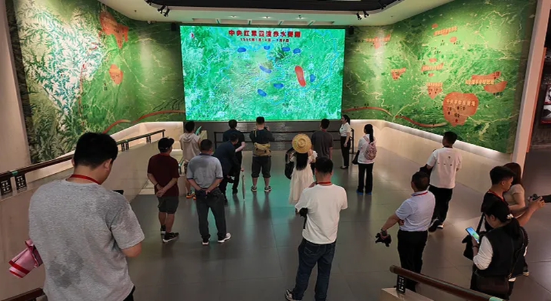 2、大家一邊了解一邊拍攝。稅會靜 攝.jpg