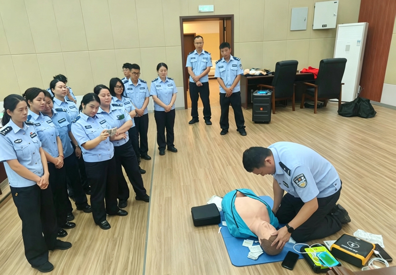 民警聂彪正在练习心肺复苏操作.jpg