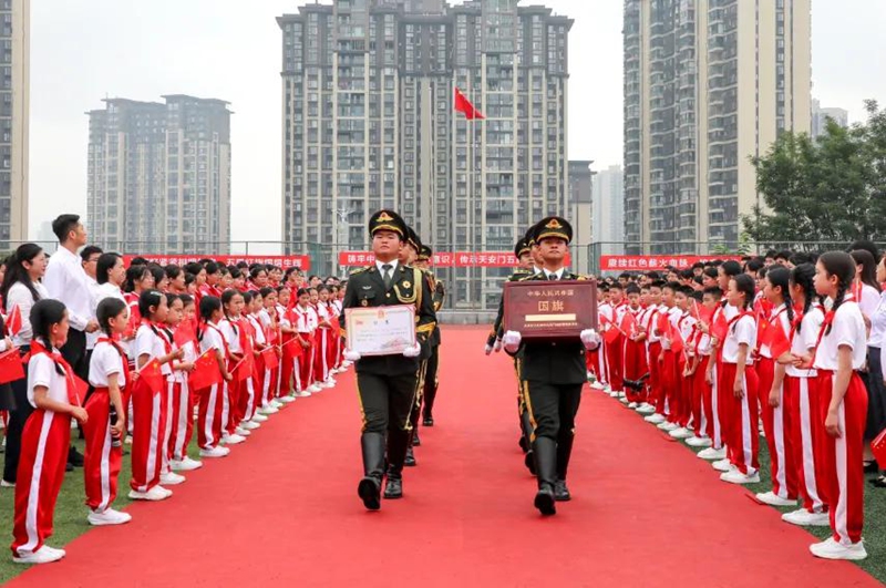 4、国旗护卫队护送天安门广场国旗及证书入场。