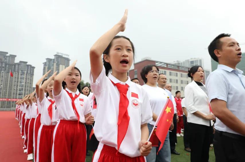 8、全体人员齐唱国歌。