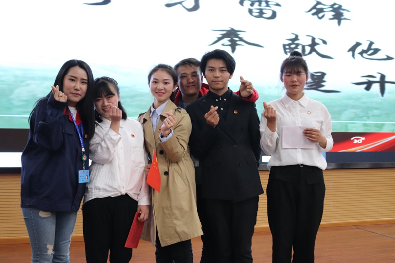4、杨兴烨与同学老师合影。