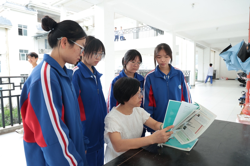 胡瑜瑛指导学生.jpg