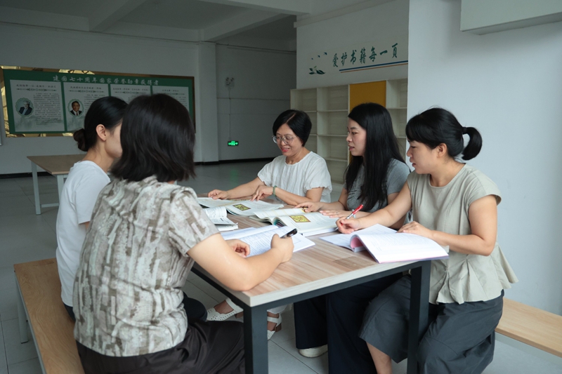 胡瑜瑛与同事交流教学经验.jpg