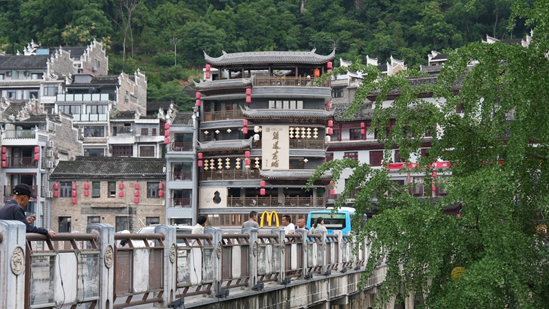 贵州镇远：业态焕新释放活力 打造古城新网红打卡地 (2)