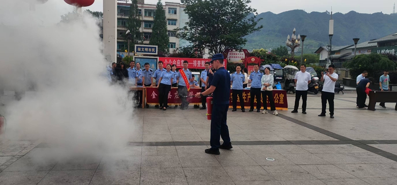 “安全生产月”咨询日灭火器示范。