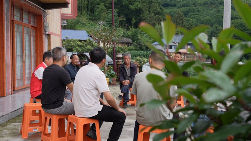 苟坝村召开群众院坝会（播州融媒 蔡城池 摄）.JPG