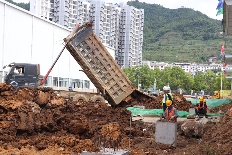 毕节高新区百万吨级磷酸铁锂火法建设项目紧张有序施工。七星关区融媒体中心供图