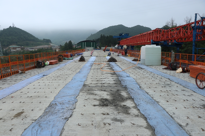 毕节南环公路 T6合同段施工现场 工人在加紧施工。七星关区融媒体中心供图