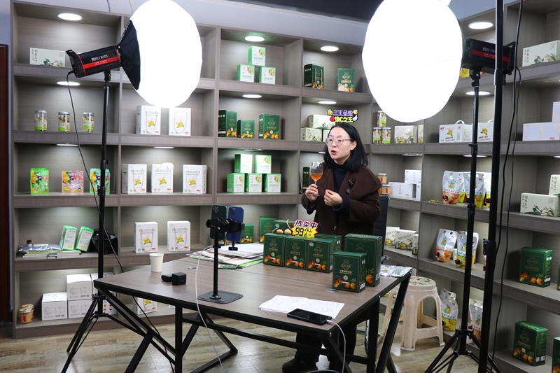贵州欣扬农业科技发展有限公司直播卖货现场 七星关区融媒体中心 供图.JPG