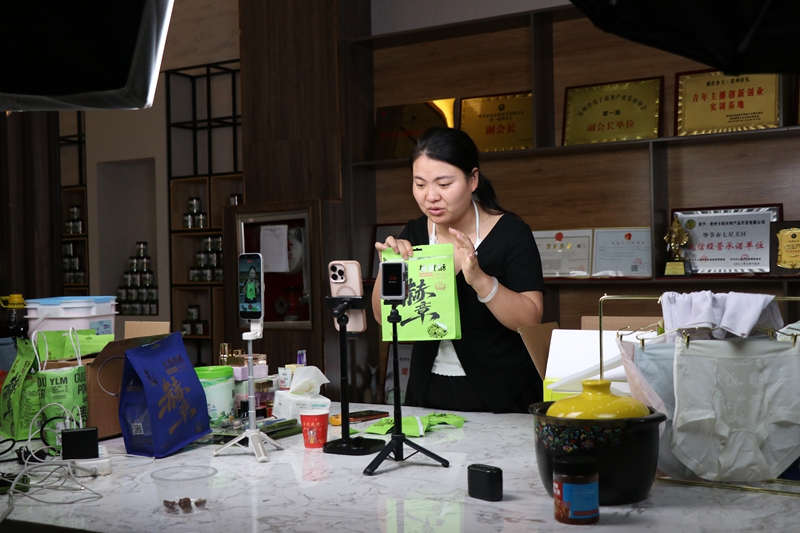 贵州卡妈农特产品开发（集团）有限公司直播现场 “卡妈”正在直播卖货 刘娟 摄 (4).JPG