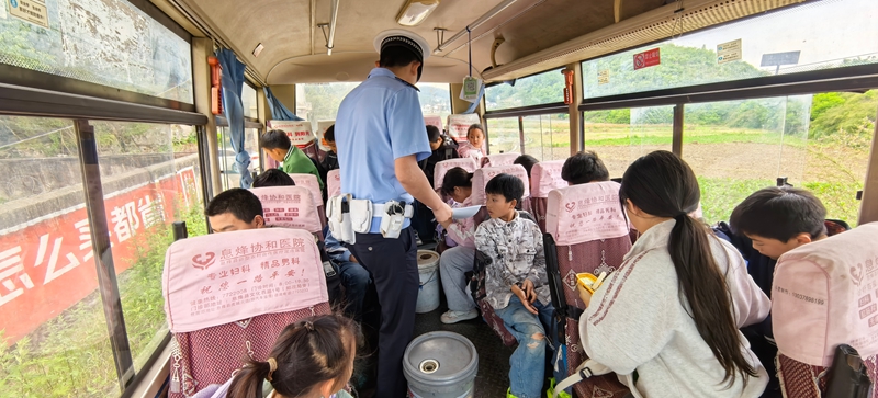 交警正在指导督促学生们系好安全带.jpg