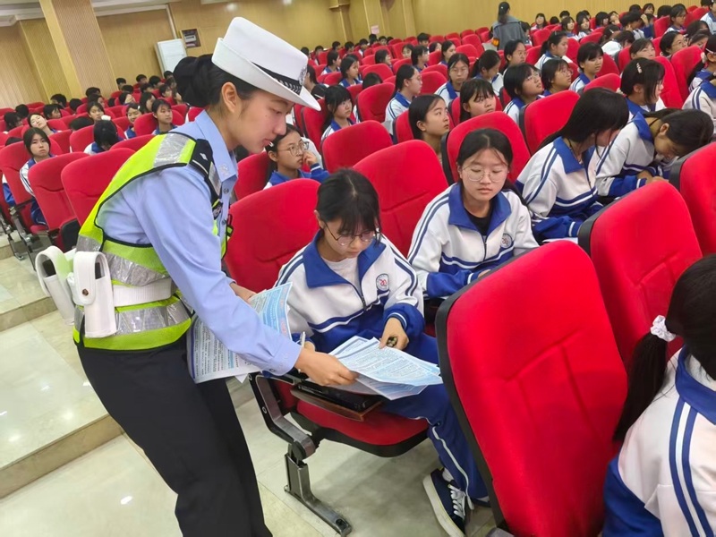 交通安全知识宣传进校园.jpg