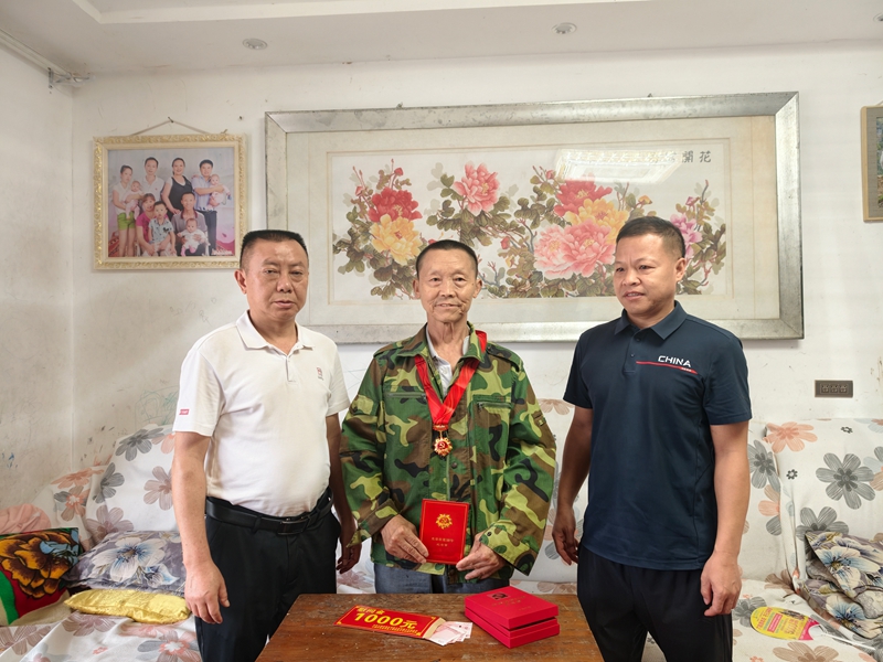 颁发纪念章。