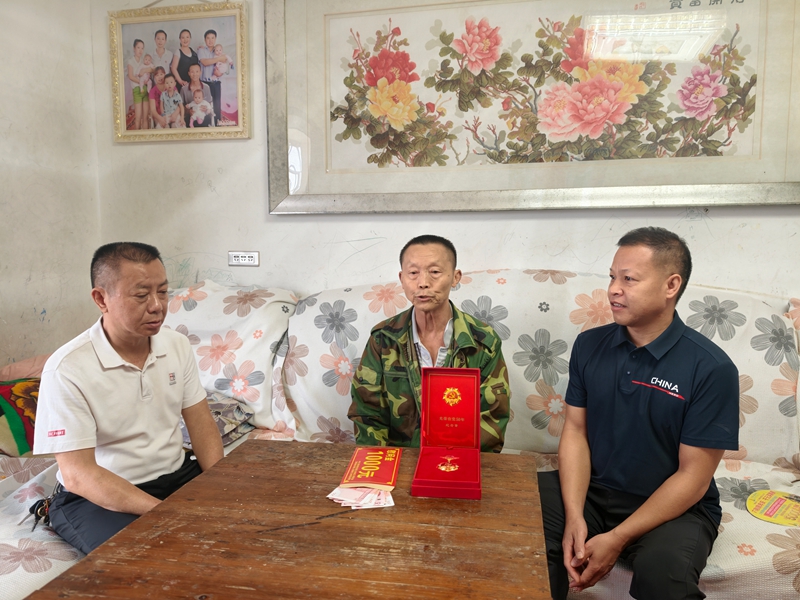 倾听老党员追忆入党经历与奋斗往事.jpg