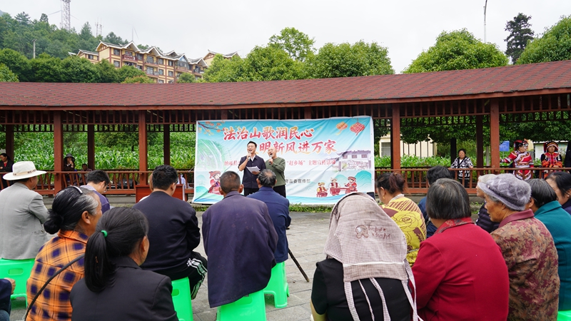 2026年6月30日，納雍縣昆寨鄉中心村，山歌普法現場。