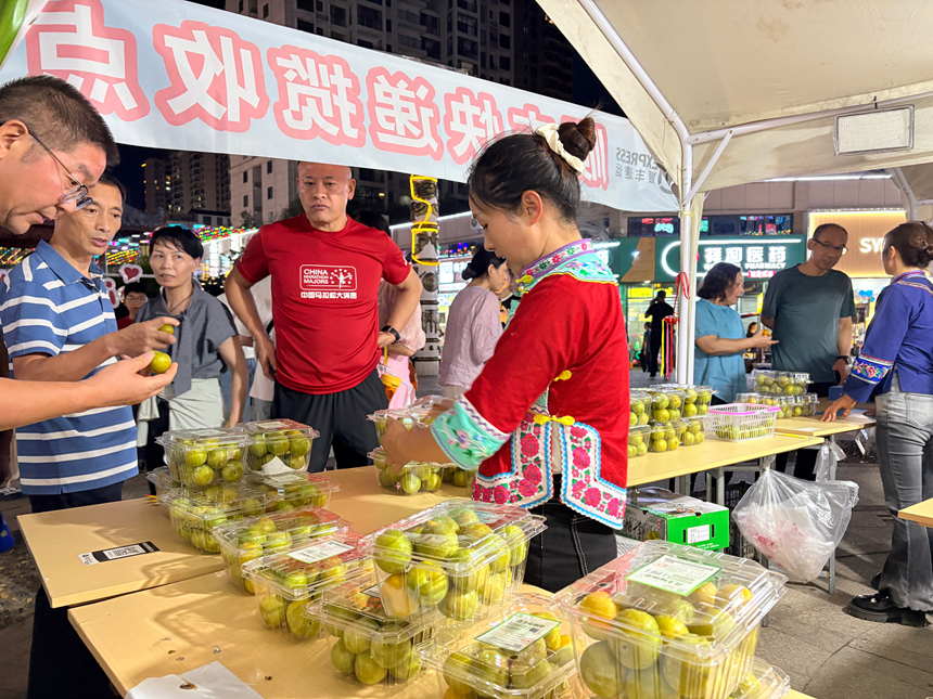 图为镇宁蜂糖李销售火爆。