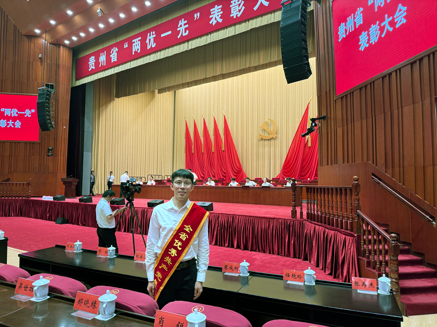慈成刚获”全省优秀共产党员”称号。