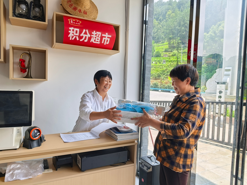 党旗映红困牛山 红绿共绘振兴卷。黎祖艳摄