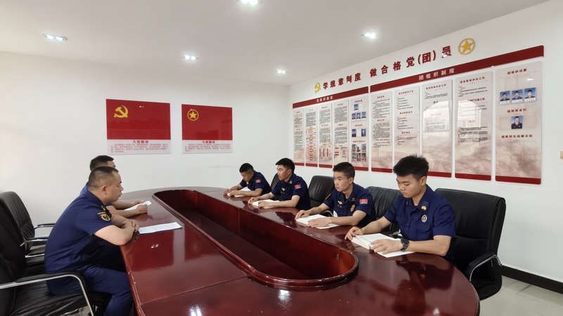 消防員正在開會議。修文消防救援大隊馮洋洋攝