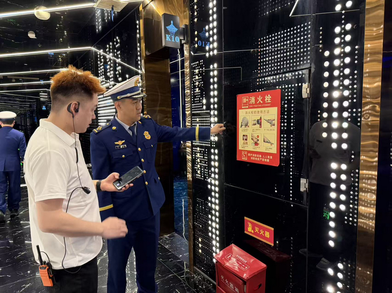 消防员到夜场所检查消防设施。修文县消防救援大队冯洋洋 