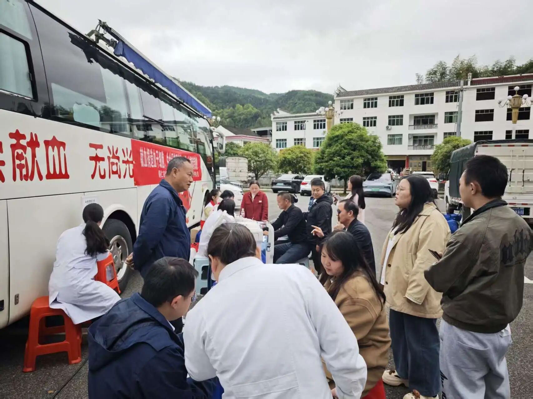 落实用血减免政策 传递无偿献血温情。