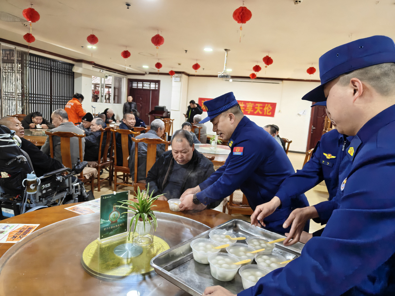 消防员关爱老人。修文县消防救援大队冯洋洋摄
