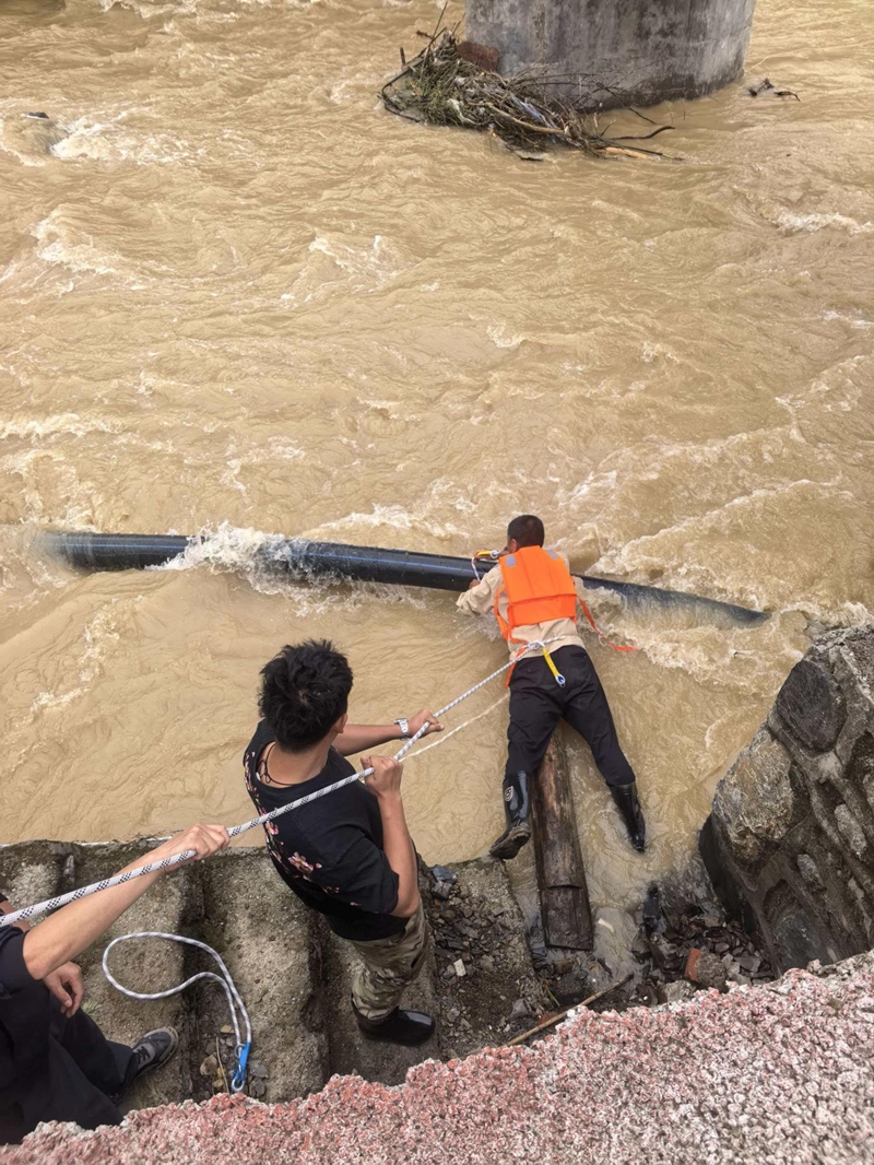 抢修人员直面水流湍急。