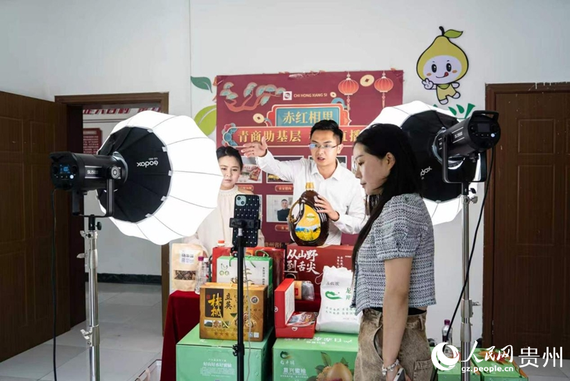 青年公司家通过直播带货宣传农特商品,打开销路。人民网 阳茜摄