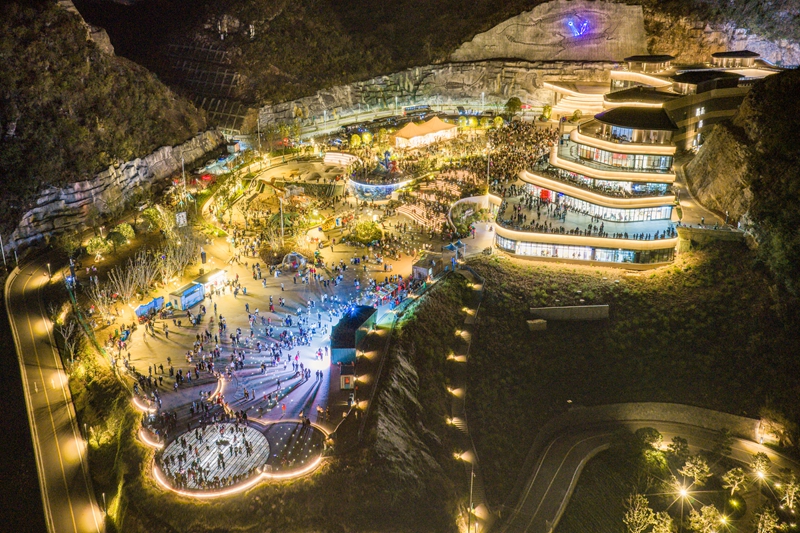 5 图为花江峡谷大桥云渡服务区游人如织