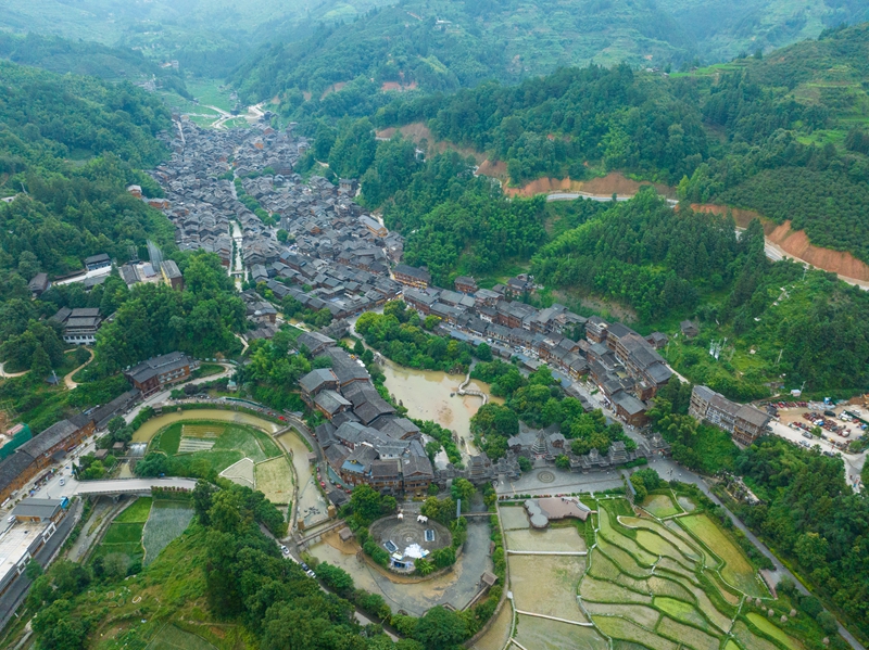 1、航拍俯瞰肇兴侗寨,群山环抱间吊脚楼错落排布。人民网 阳茜摄