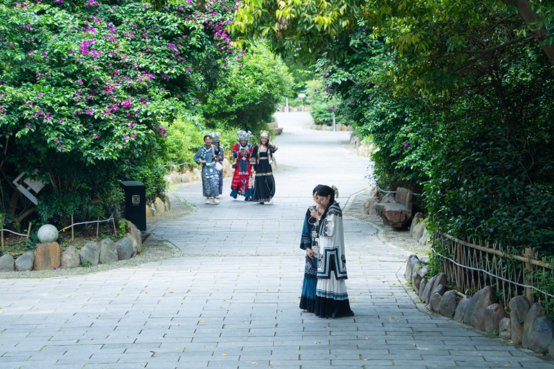 4、游客驻足老街,拍照打卡肇兴侗寨美景。人民网 阳茜摄