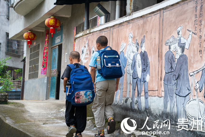 民居外墙绘满军民互动的鲜活图景。人民网 阳茜摄.
