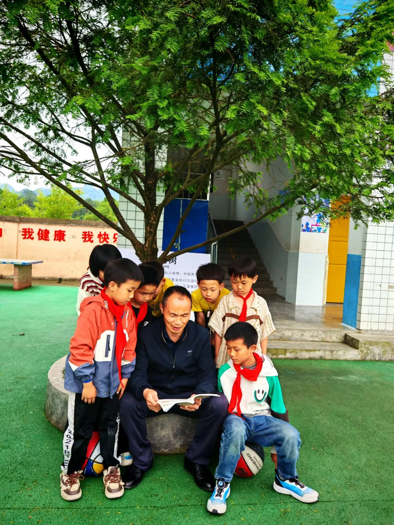 张贵超和孩子们。王烨摄