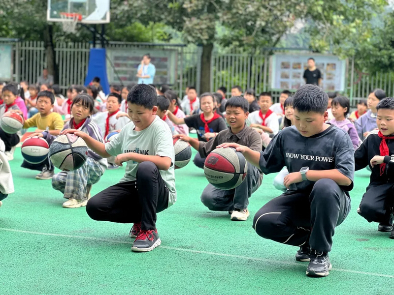 课间篮球操，认真的学生们。王烨摄