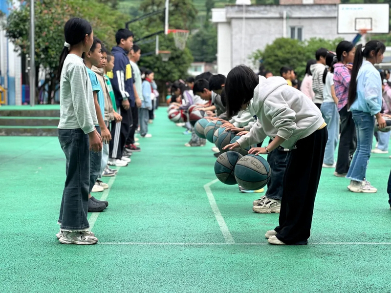 温水镇下坝小学学生课间篮球操训练。王烨摄