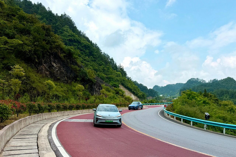 国道320线虫蚁坡路段彩色防滑路面。