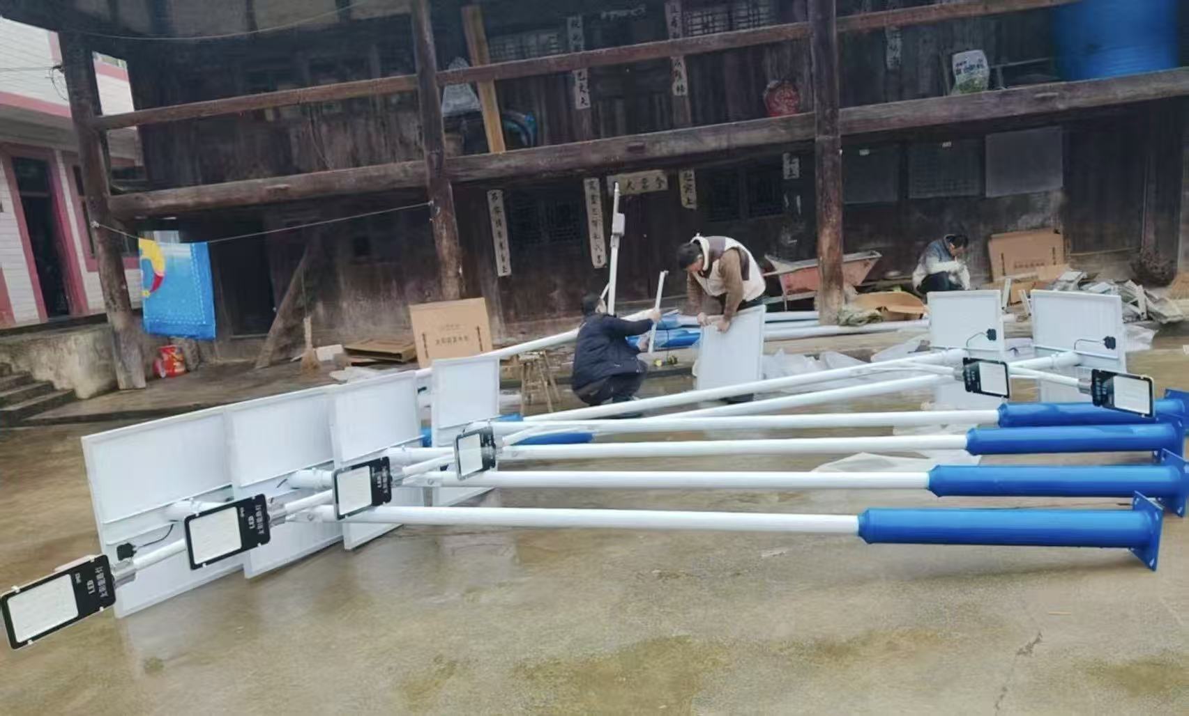 冯三镇安装节能路灯。