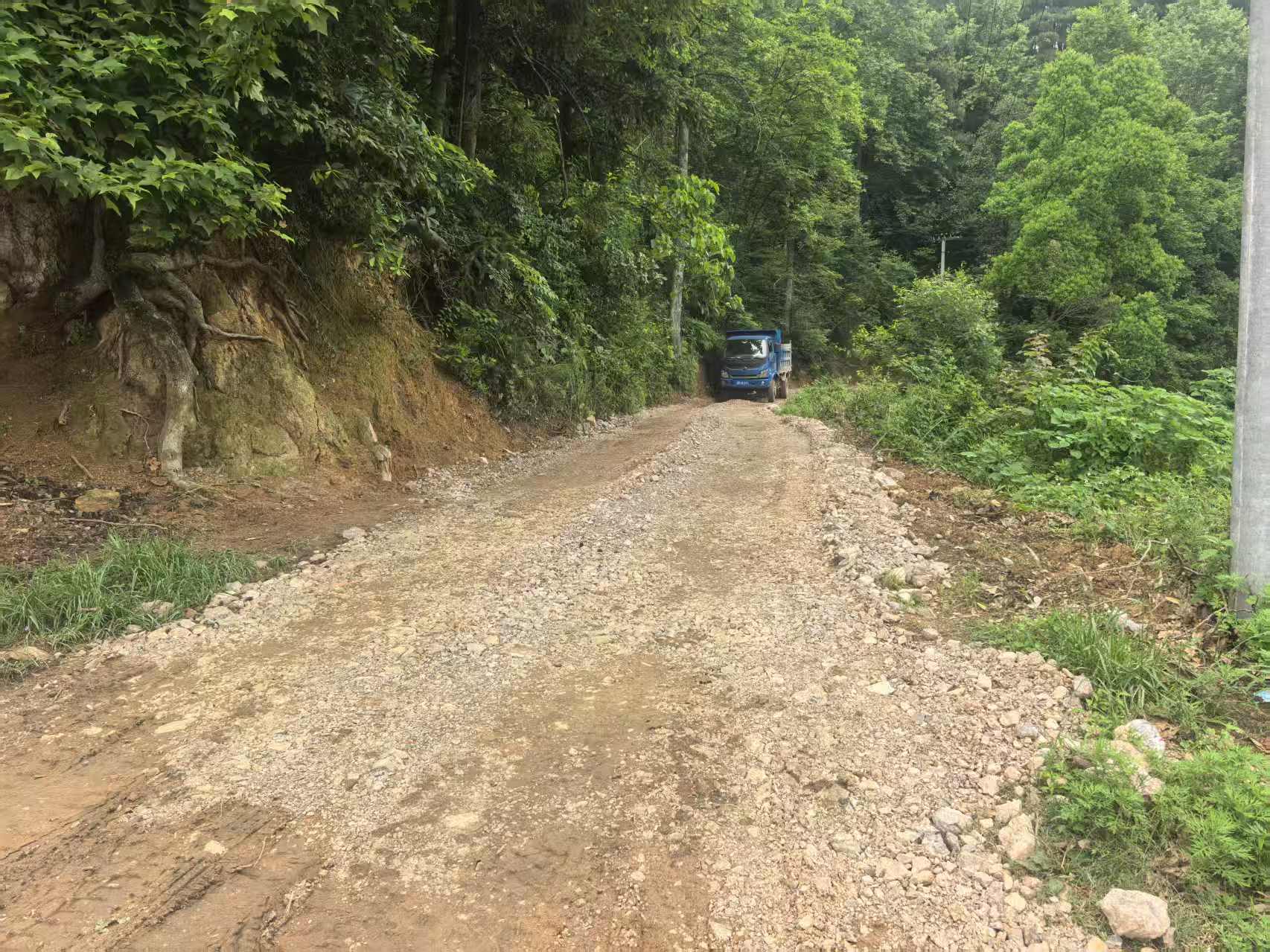 冯三镇道路硬化施工。