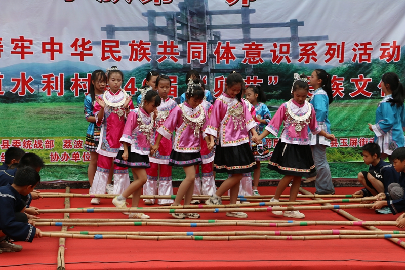 2 图为《竹竿舞》活力满满、灵动十足.JPG
