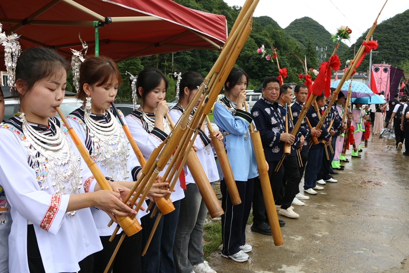 4 图为迎宾队伍奏响芦笙迎接八方宾客.JPG
