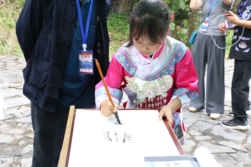 5 图为学生提笔临摹古老水书，感受水族文字魅力.JPG.JPG