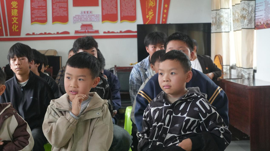 图为孩子们积极参与互动。